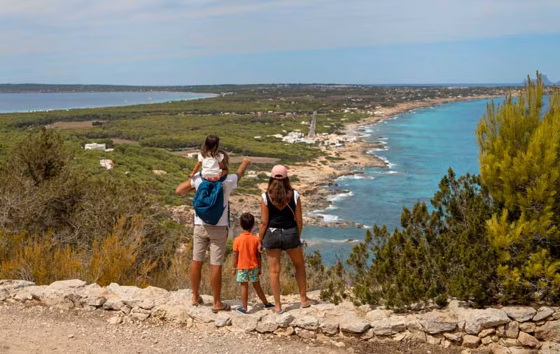 familia en el mirador de la Mola en Formentera