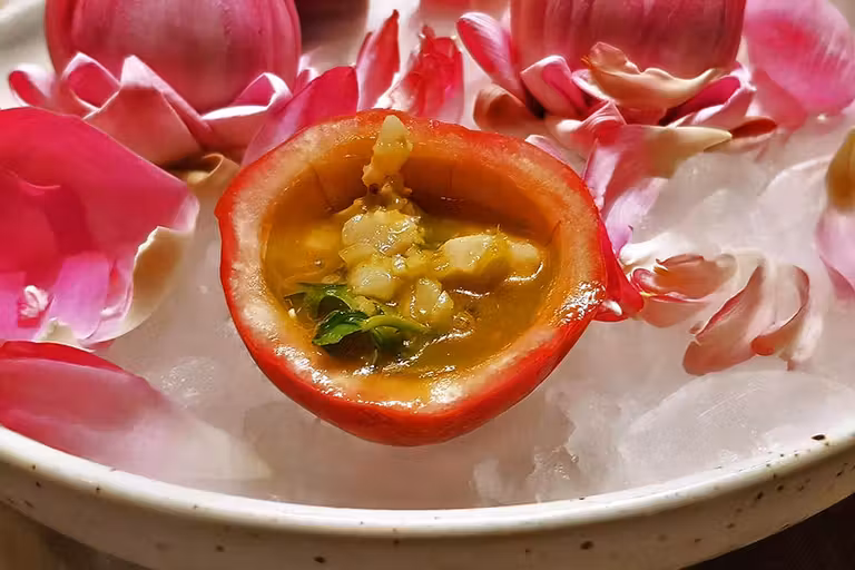Ceviche en fruta de la pasión del Restaurante Sra Bua by Kiin Kiin. Ideal para una escapada a Bangkok con amigas