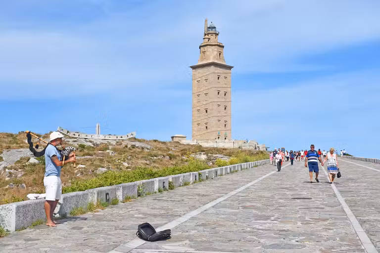 gaitero frente a la torre de Hércules