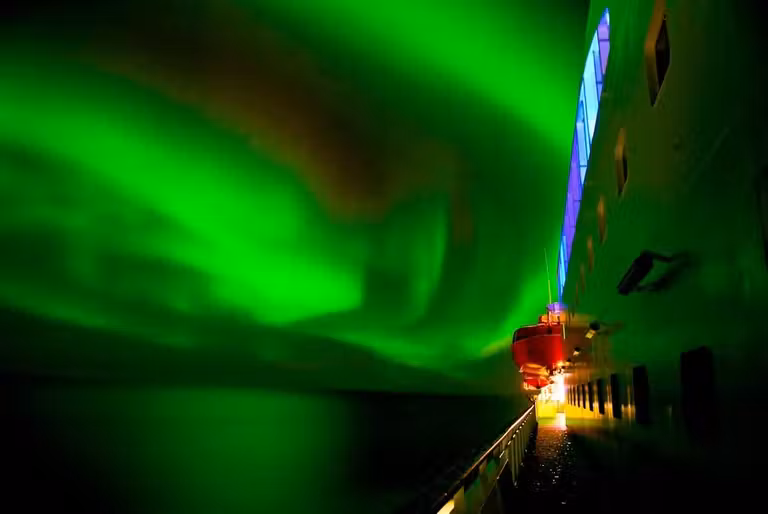 Desde el propio barco Hurtigruten se pueden admirar bellísimas auroras boreales