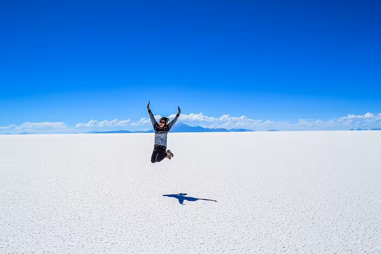 Mujer saltando en el Salar de Uyuni.