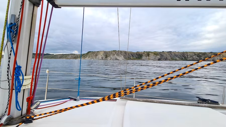 Desde el mar se puede observar el flysch.