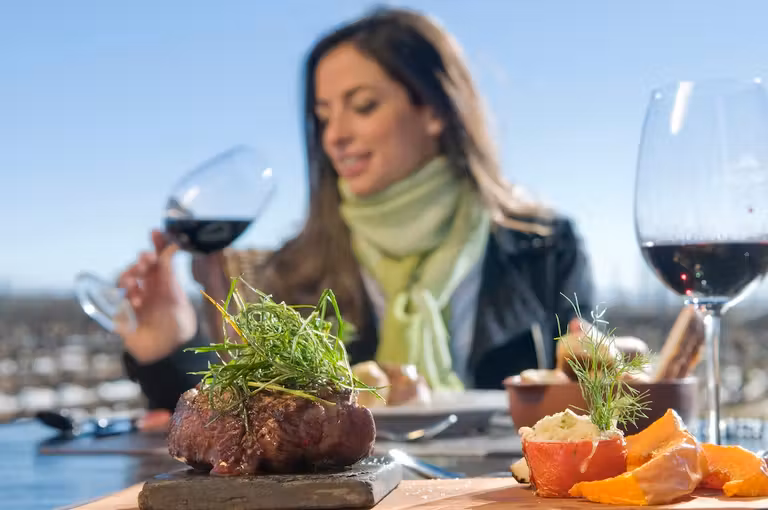 La gastronomía forma parte de la experiencia en Argentina.