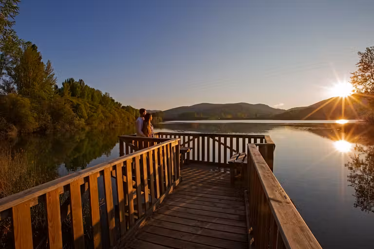 Romántico entorno del lago Carucedo, en Las Médulas.