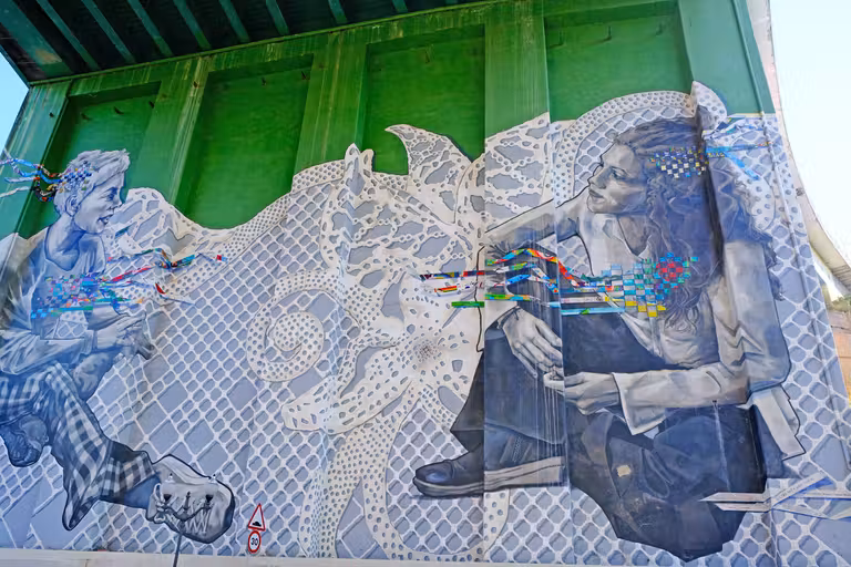Arte urbano bajo el puente de la Salve.