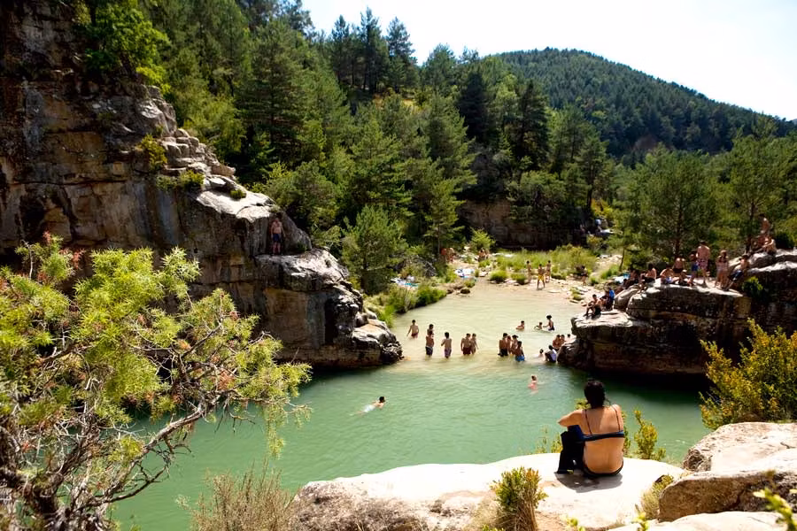 Bañistas en el Paraje natural en Luesia.