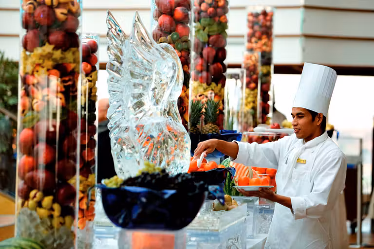 Cocinero en un buffet de un barco.