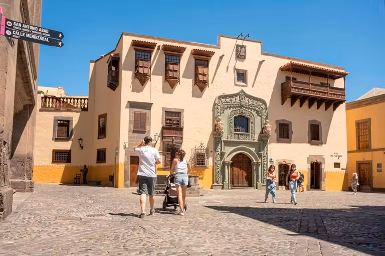 Puerta verde de la Casa de Colón, en el barrio de Vegueta