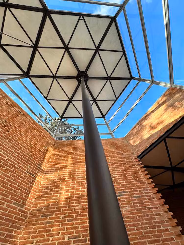 Estilizadas columnas de hierro galvanizado sostienen los hexágoos.