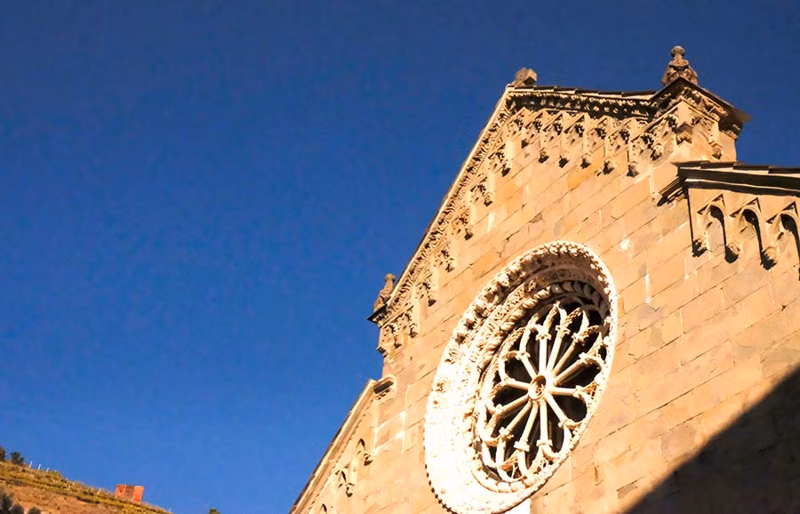 iglesia san lorenzo en manarola viaje cinque terre