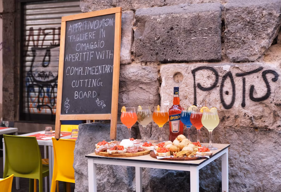 Aperitivo en el casco antiguo de Nápoles.
