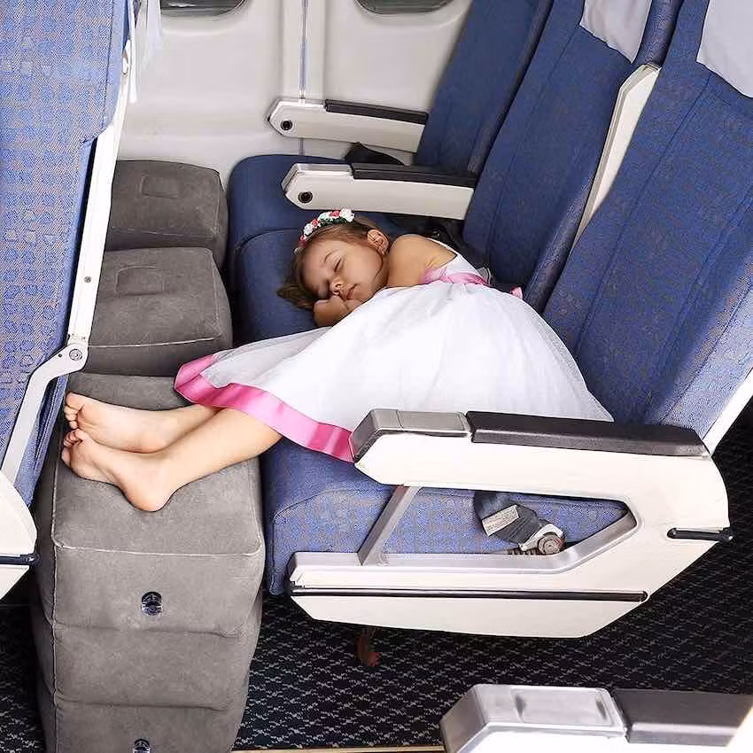 Cojín hinchable ideal para llevar en vuelos largos con niños
