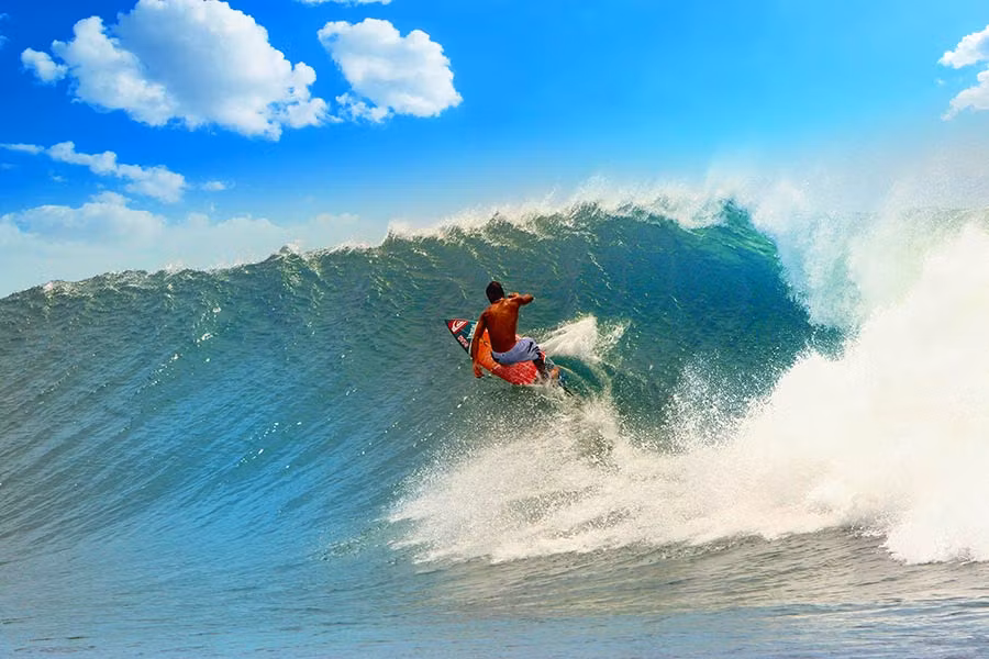 El Salvador cuenta con buenas olas para surfear.
