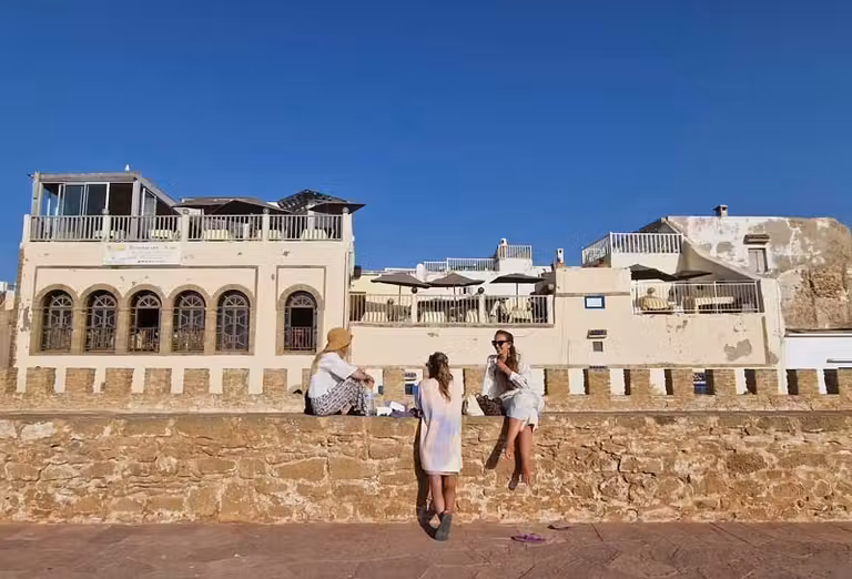 Mujeres charlando en las murallas de Esauira