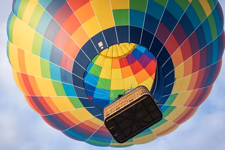 Imagen de un globo tomada desde el suelo.