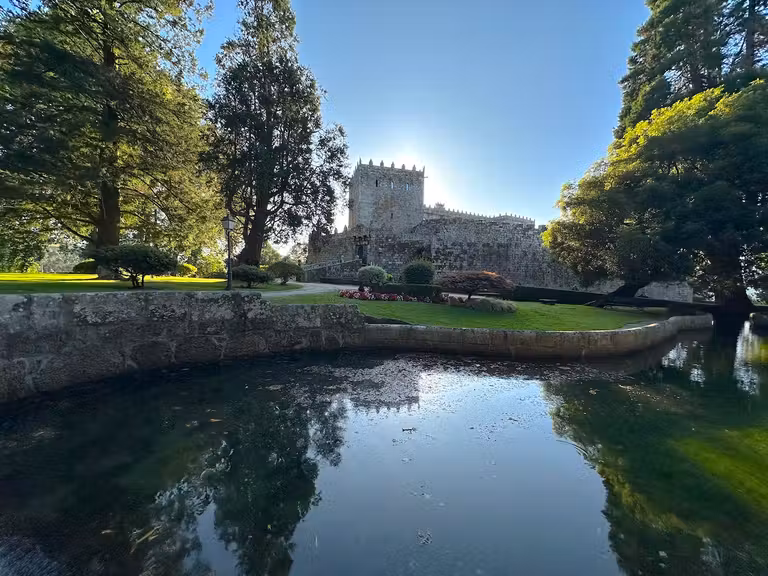 Castillo de Sotomaior visto desde sus jardines.