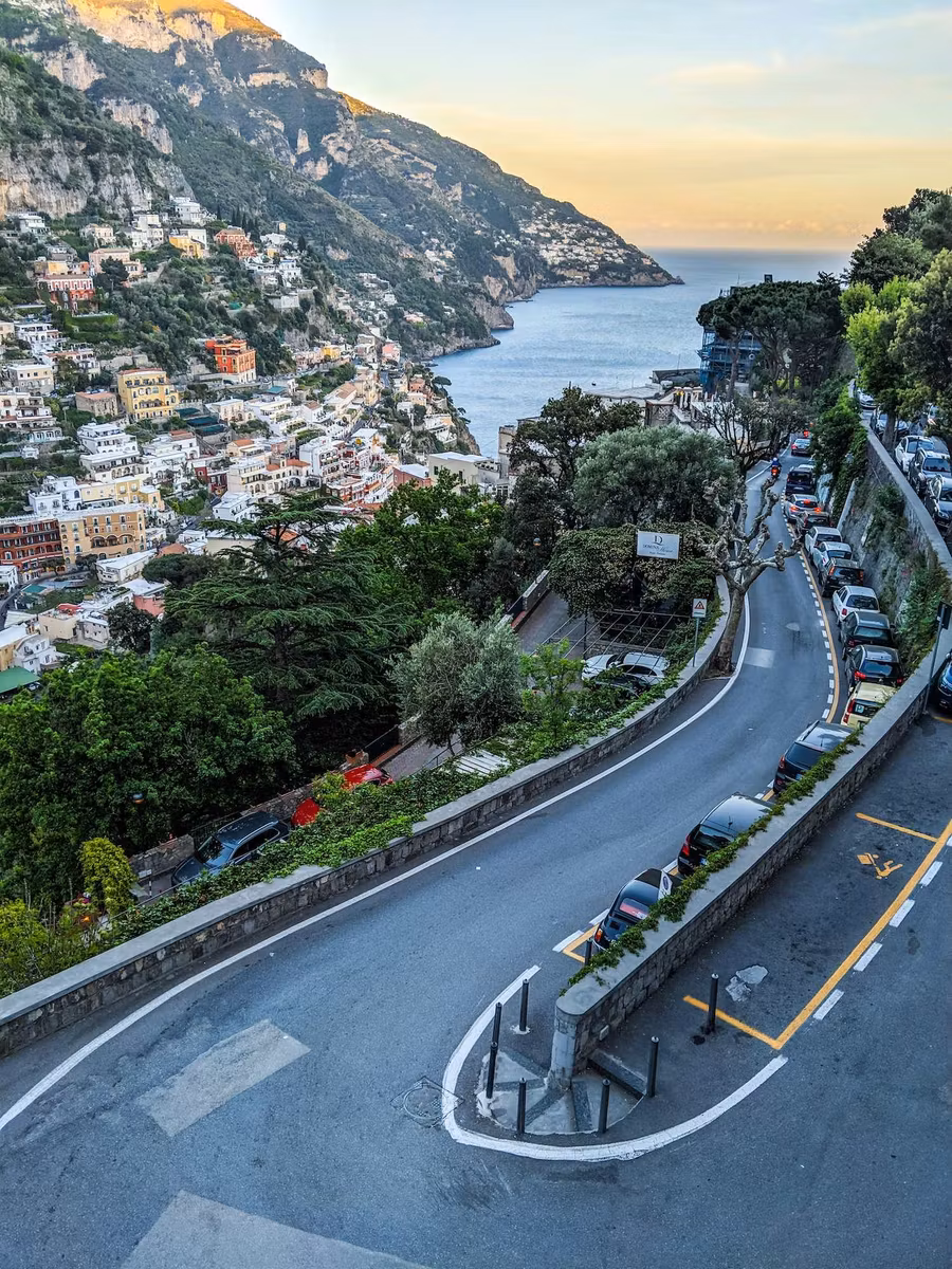 Carretera de la Costa Amalfitana a su paso por Positano