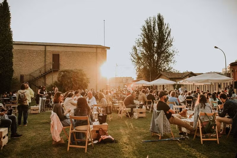 Terraza de las Bodegas Franco-Españolas al atardecer