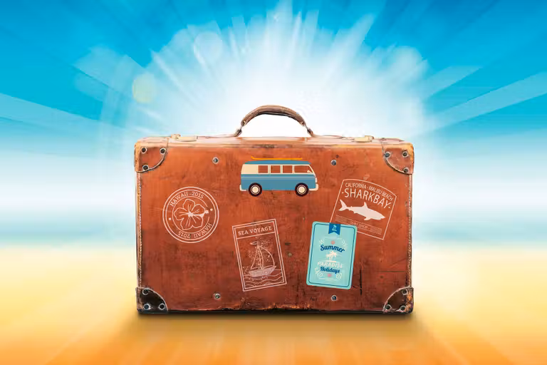 maleta con pegatinas de viajes