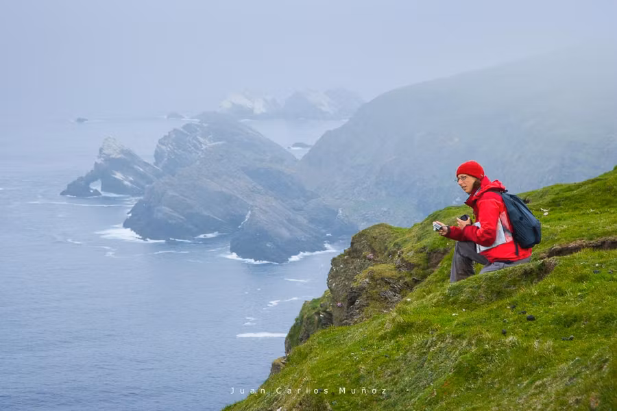 mujer en las islas shetland de escocia