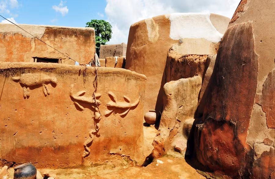 Relieves con forma de animal en una vivienda de la aldea
