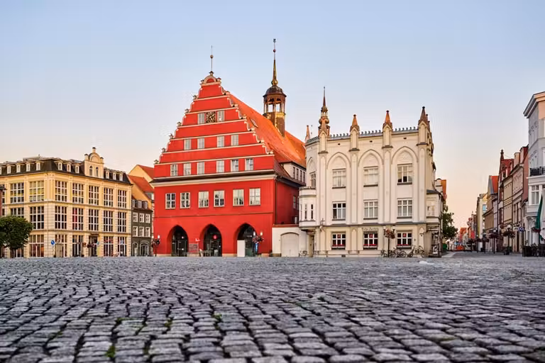 Plaza del Mercado del Greifswald con el Ayuntamiento.