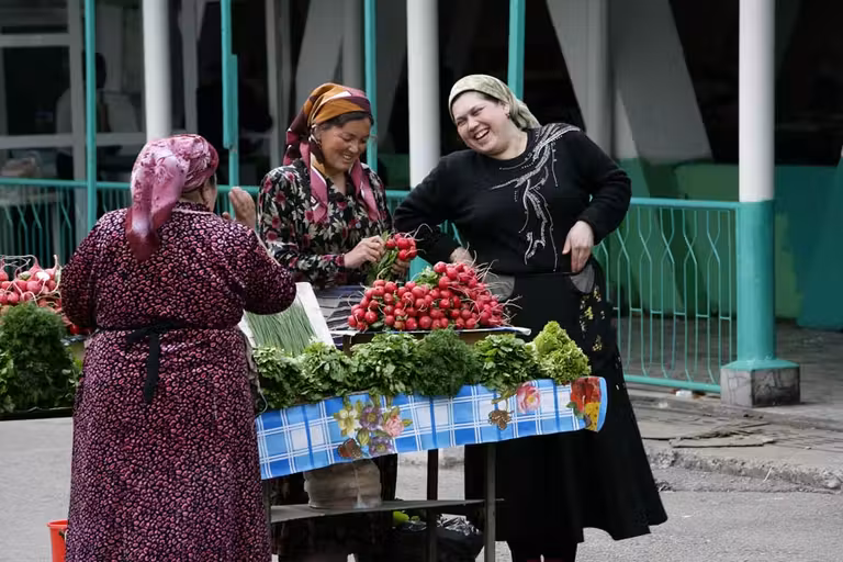 Mujeres en el mercado de Tashkent.
