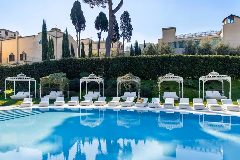 Piscina de este hotel situado en el centro de Roma