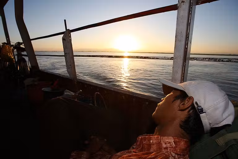 Surcando el río Ayeyarwady en barco