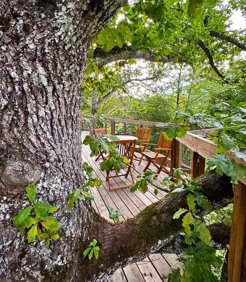 Terraza de una cabaña del complejo.