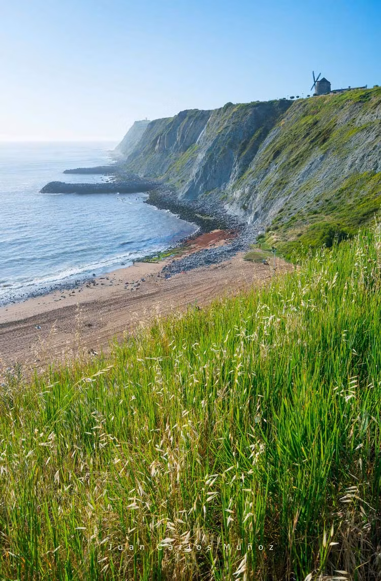 Acantilados de Arrigunaga y molino Aixerrota, en Getxo.