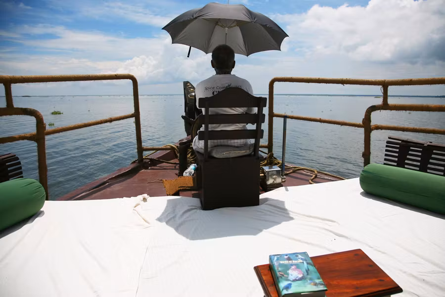 Barco navegando en los backwaters de Kerala.