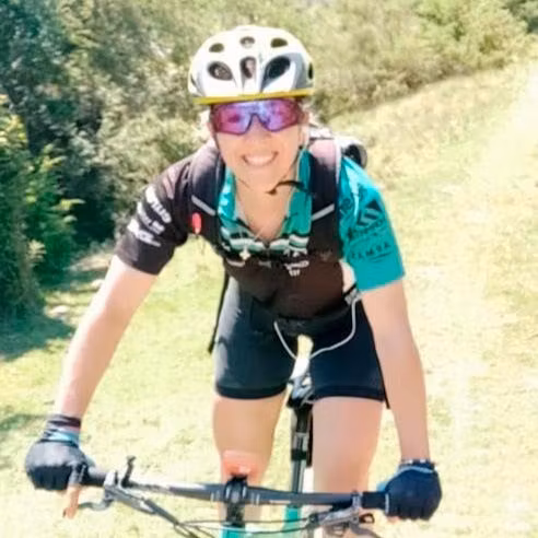 ana cortes subida en una bicicleta