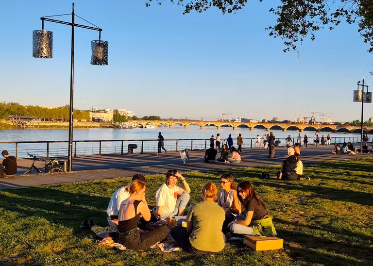 La ribera del río es perfecta para hacer un pícnic.