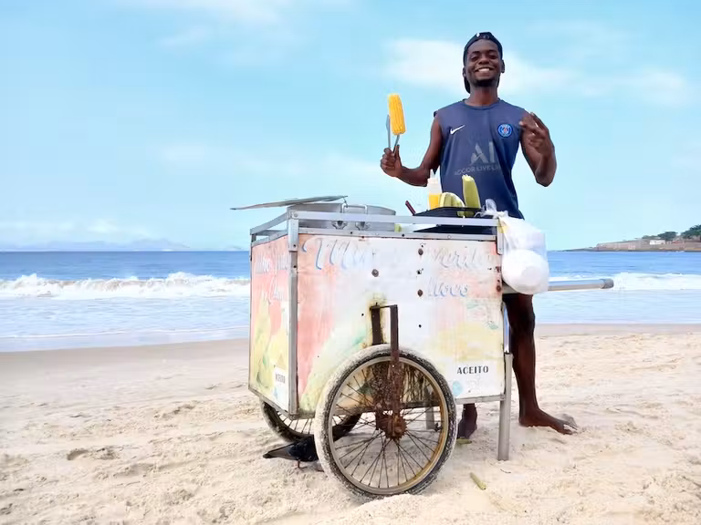 Irresistible en la playa, choclo con manteca y sal.