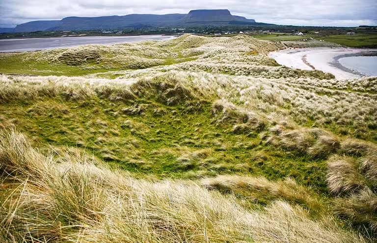 Playa de Streedagh con la montaña Benbulbin al fondo