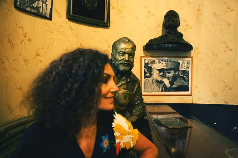 Busto de bronce en honor al Premio Nobel Ernest Hemingway, en El Floridita.