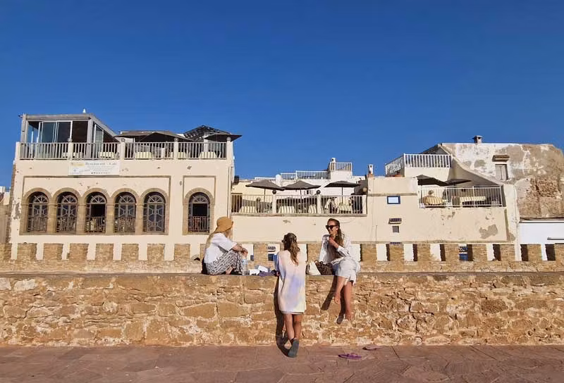 Mujeres charlando en las murallas de Esauira