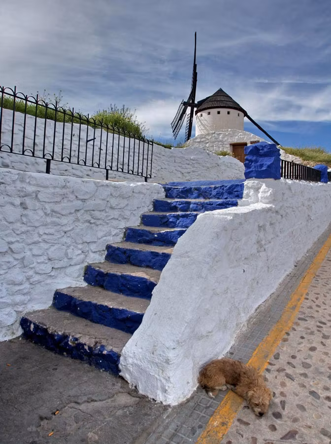 El color añil es uno de los sellos característicos de las calles criptanenses.