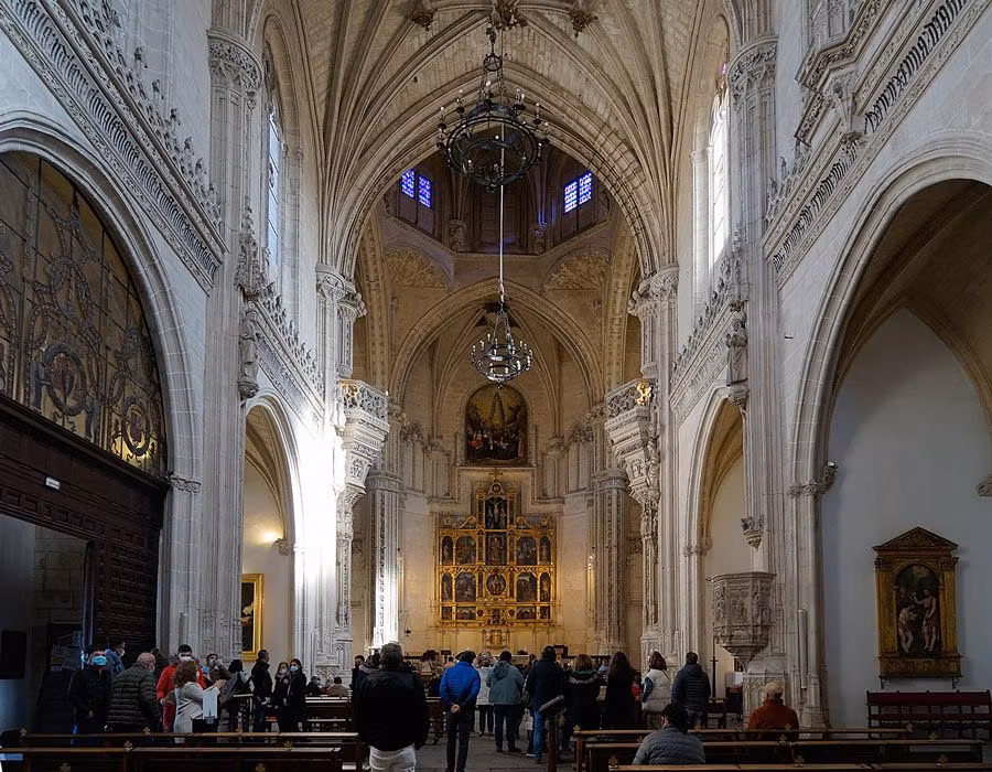 interior de san juan de los reyes en toledo