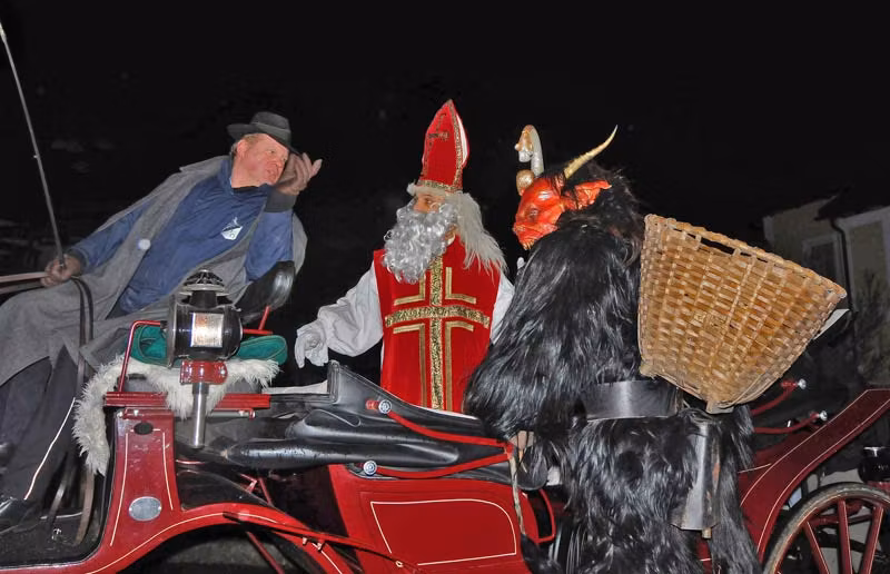 San Nicolás y uno de las krampus.