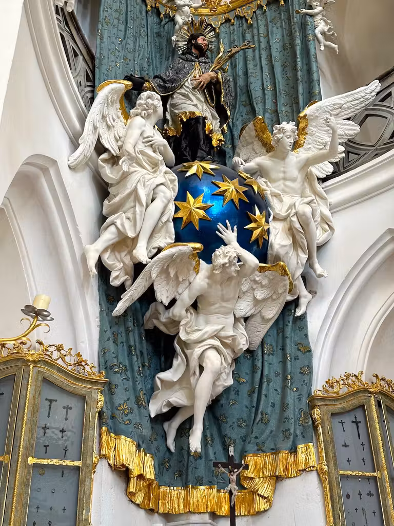 Altar mayor con las 5 estrellas del santo.