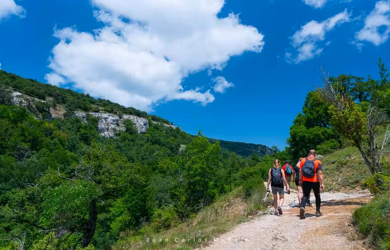 Senderismo en el Barranco río Ayuda (País Vasco).