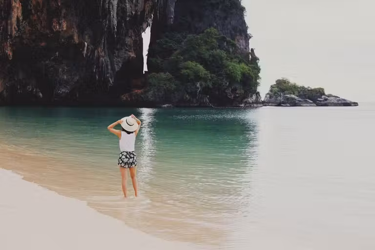 Protegerse del sol es imprescindible en las playas tailandesas.