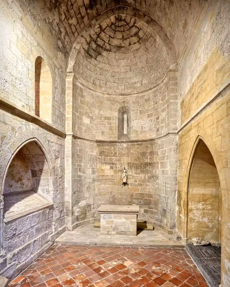 Ábside románico de la iglesia de la Magdalena.