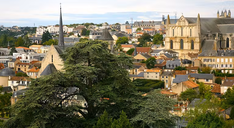 Vista de Poitiers, la ciudad de los 100 campanarios.