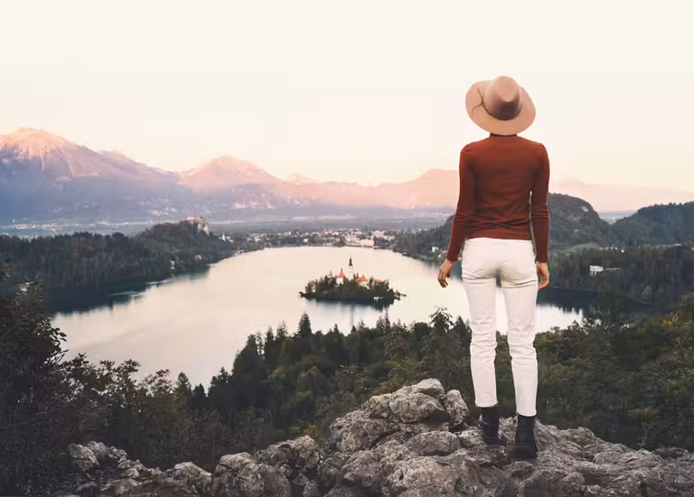 mujer frente a un lago en Eslovenia