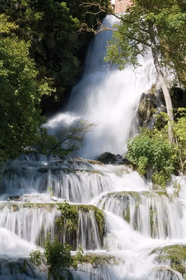La cascada de Orbaneja del Castillo atraviesa el centro del pueblo.