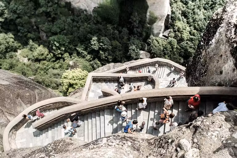 Subida a un templo de Meteora