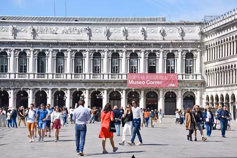 gente paseando frente museo Correr